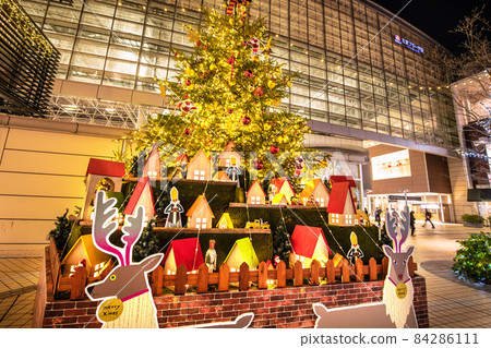 Yokohama cityscape of Japan Corona disaster ・ As early as, there is a Christmas tree in front of Tamaplaza station ... = November 25 Yokohama cityscape of Japan Corona disaster ・ As early as, there is a Christmas tree in front of Tamaplaza station ... = November 25 84286111