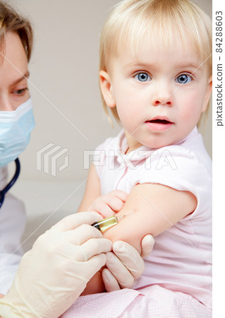 Little baby girl gets an injection Little baby girl gets an injection 84288603