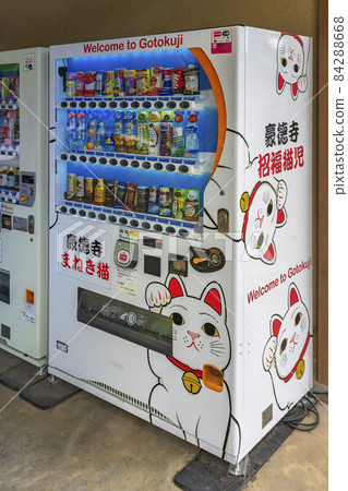 [東京世田谷區] 安裝在豪德寺的飲料自動售貨機，上面貼著招財貓的貼紙。 84288668