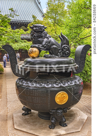 [Setagaya, Tokyo] A huge incense burner that decorates the Tamatori lion with a sword supported by the demons of Gotokuji. 84288669