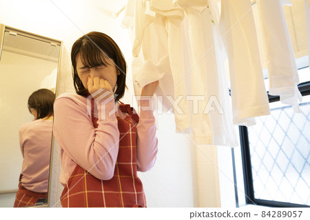 一個女人聞在浴室里幹了的襯衫並捏了她的鼻子 84289057