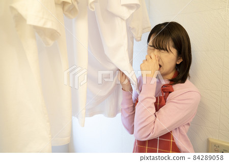 一個女人聞在浴室裡擦乾的毛巾並捏住她的鼻子 84289058