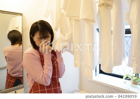 一個女人聞在浴室裡擦乾的毛巾並捏住她的鼻子 84289059