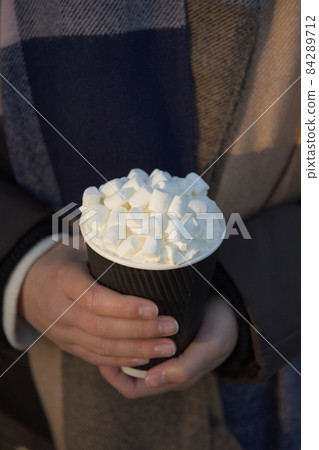 Bright white marshmallows atop cream and a fresh hot chocolate beverage Bright white marshmallows atop cream and a fresh hot chocolate beverage 84289712