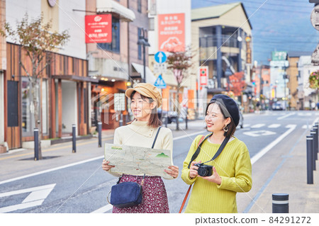 訪問由布院的年輕女性和朋友 84291272