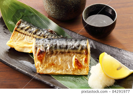 烤鯖魚配鹽和清酒 烤鯖魚配鹽和清酒 84291977