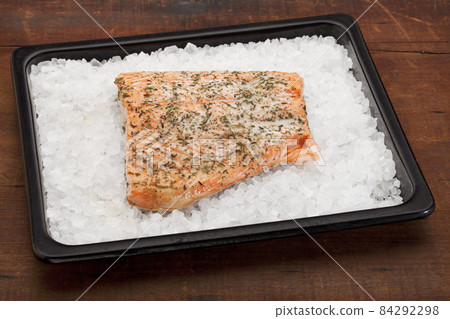 salmon baked on rock salt 84292298