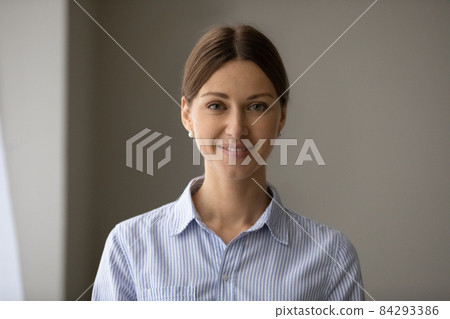 Head shot portrait attractive smiling 30s businesswoman pose indoor Head shot portrait attractive smiling 30s businesswoman pose indoor 84293386