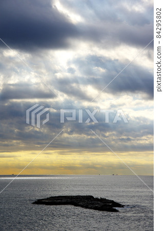 Light and ocean Light and ocean 84295802