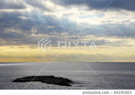 Light and ocean Light and ocean 84295803