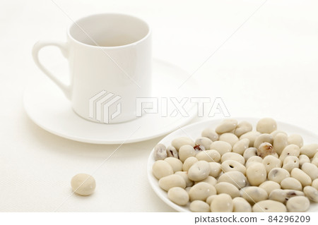 yogurt raisins and coffee 84296209