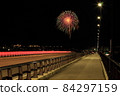 汽車燈光軌跡和發射煙花 84297159