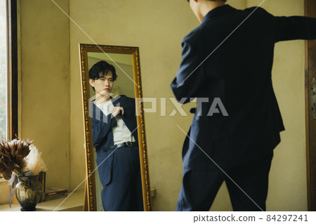 A man getting dressed 84297241