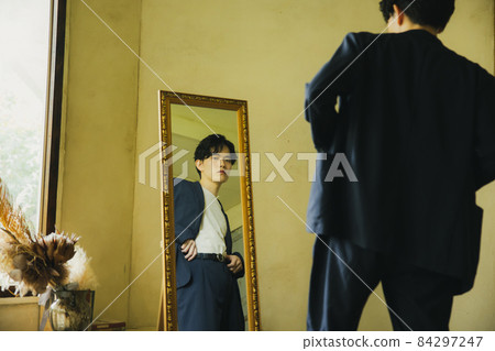 A man getting dressed 84297247