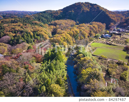 埼玉縣嵐山町嵐山溪谷美麗的秋葉（無人機鳥瞰） 84297487