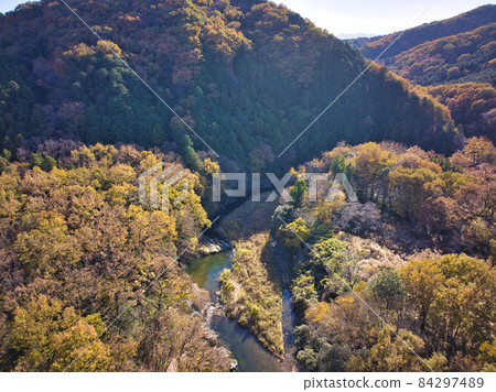 埼玉縣嵐山町嵐山溪谷美麗的秋葉（無人機鳥瞰） 84297489