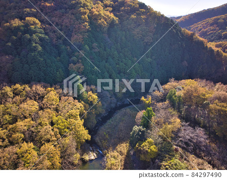 埼玉縣嵐山町嵐山溪谷美麗的秋葉（無人機鳥瞰） 84297490