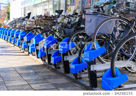 大型商業設施前的自行車停車場 84298155