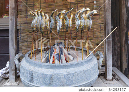 Salt-grilled salmon 84298157