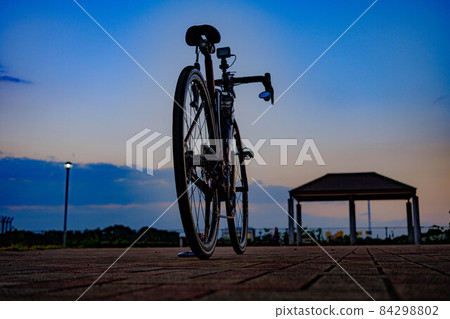 日落背景下的自行車剪影 日落背景下的自行車剪影 84298802
