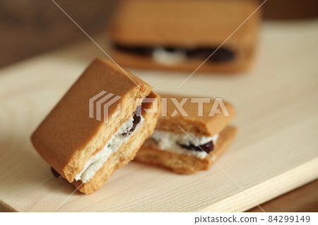Raisin butter sandwich Raisin butter sandwich 84299149