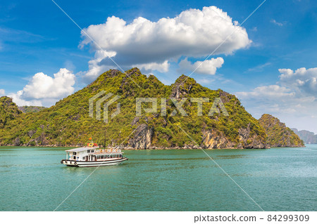 Halong bay, Vietnam 84299309