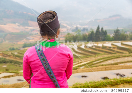 Woman in Vietnam traditional clothes Woman in Vietnam traditional clothes 84299317