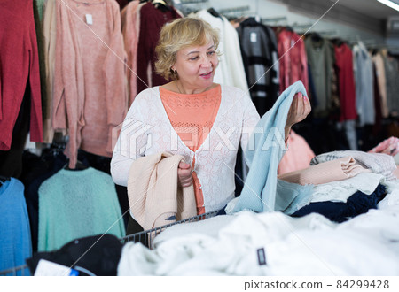 woman holding knitwear scarf 84299428