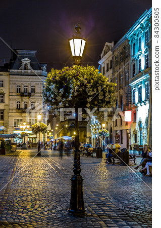 Rynok Square in Lviv at night 84300805