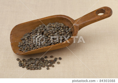 rustic scoop of French green  lentils 84301088