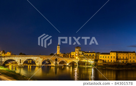 Ponte di Pietra. Bridge in Verona 84301578