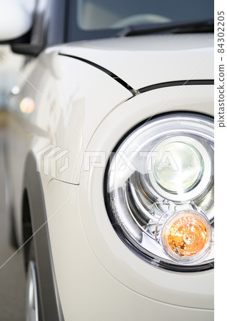 Light vehicle headlights (when lit) Light vehicle headlights (when lit) 84302205