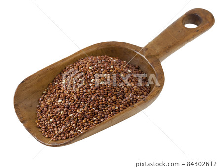 scoop of quinoa 84302612