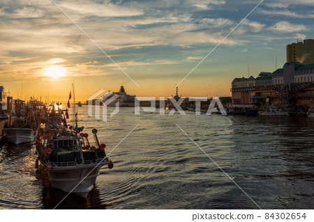 Sunset and sunset over the Nusamai Bridge and Kushiro River Fishing boat 84302654