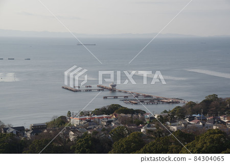 Aquaculture of Suma seaweed, which is a view of the sea in winter Aquaculture of Suma seaweed, which is a view of the sea in winter 84304065