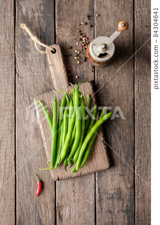 Overhead shot of fresh green bean with pepper mill 84304641
