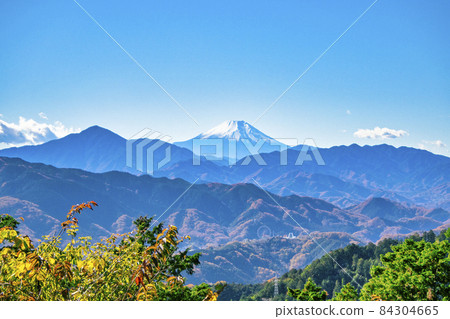 The hiking trail from Mt. Takao to Mt. Kobotokejo, Mt. Fuji viewed from Momijidai in late November The hiking trail from Mt. Takao to Mt. Kobotokejo, Mt. Fuji viewed from Momijidai in late November 84304665