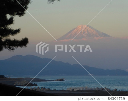 從美穗之松原看黃昏的富士山 84304719