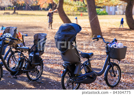 Parents and children who came to play in the winter park by bicycle 84304775