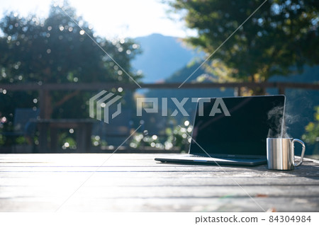 Easy-to-use wood deck computer and coffee wide-angle for images such as wo-work (remote work) Easy-to-use wood deck computer and coffee wide-angle for images such as wo-work (remote work) 84304984