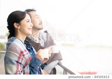 日本夫婦一邊喝著咖啡一邊從陽台上望出去 84305813