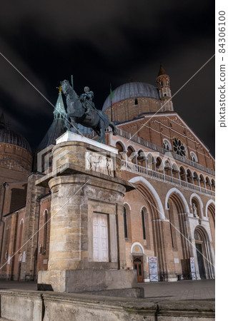 Night view Basilica of Saint Anthony of Padua 84306100