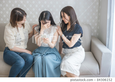 Women who use smartphones (in trouble) 84306152