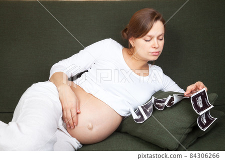 Pregnant woman with sonography report 84306266