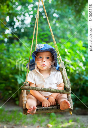 Infant on a swing 84306268