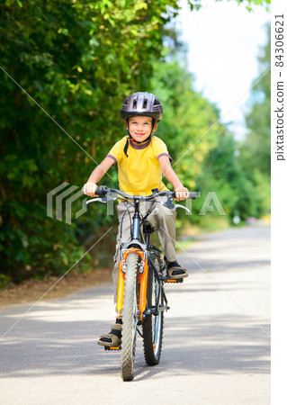 Kid on a bike 84306621