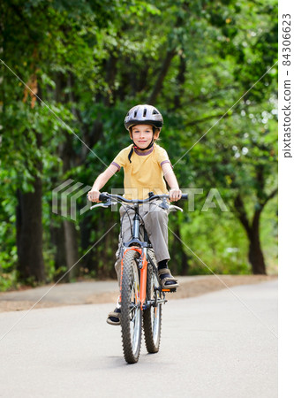 Kid on a bike 84306623