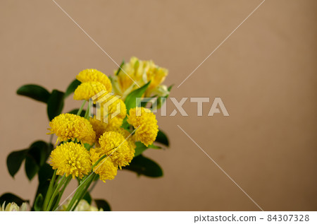 Yellow chrysanthemums. Bouquet of beautiful delicate flowers aga Yellow chrysanthemums. Bouquet of beautiful delicate flowers aga 84307328