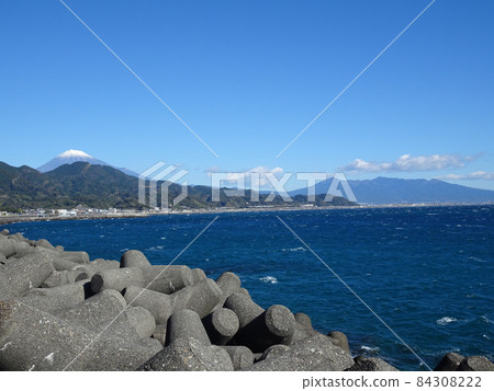 Landscape photograph of Mt. Fuji and Suruga Bay seen from Yui PA on the Tomei Expressway 84308222