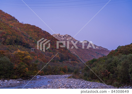 (群馬縣)從湯比索公園看到的谷川岳/谷川山脈,秋色美麗 (群馬縣)從湯比索公園看到的谷川岳/谷川山脈,秋色美麗 84308649